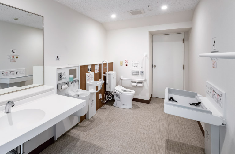 眠っていたスペースに多目的トイレを新設