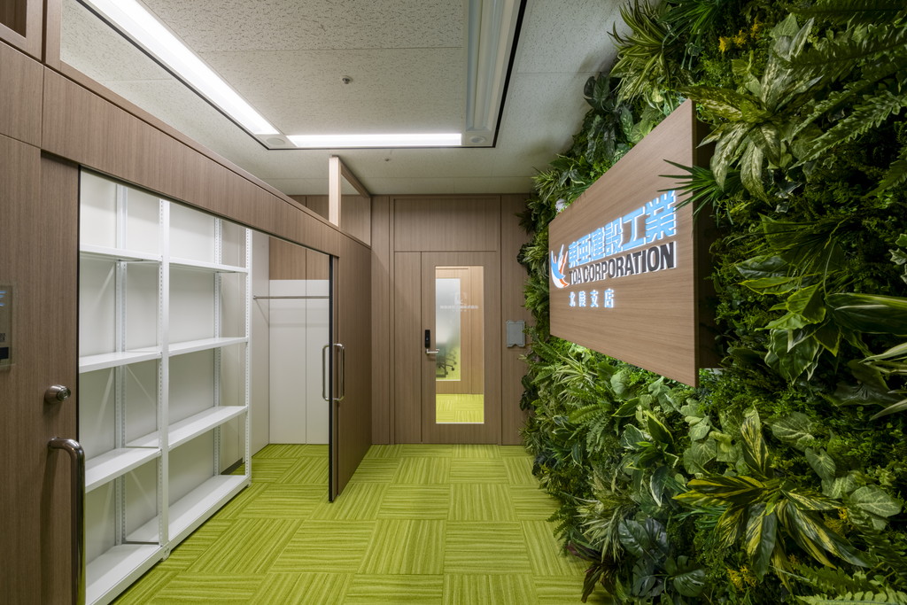 エントランス 物置扉を開けた状況